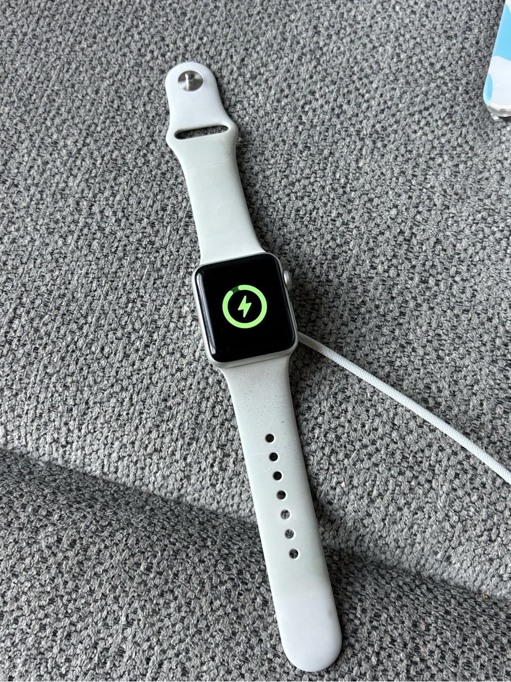 Apple Watch Series 3 38 mm Silver Aluminum White Sport Band Smartwatch Reset